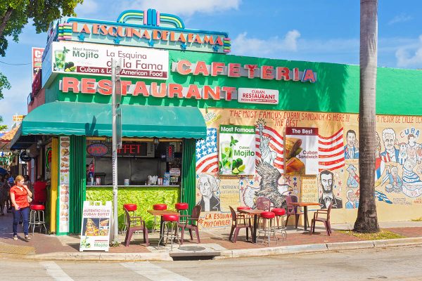 Kuubalainen ravintola Miamin Pikku-Havannassa. Kuva: Kamira / Shutterstock